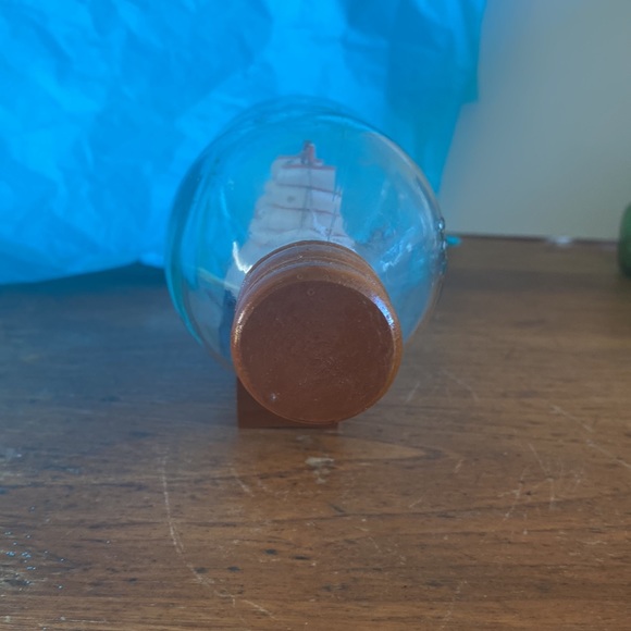 Vintage schooner “ship” a bottle with wood tan cap and base - Picture 5 of 10